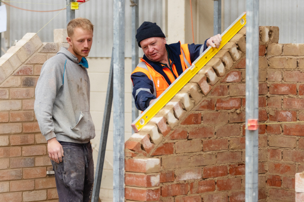 Bricklayer measuring incline