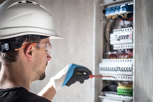 Electrician fixing circuit box