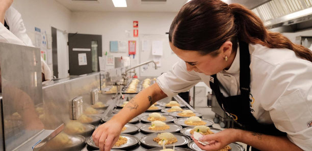 Jess Fraser plating up dishes at the fundraising dinner